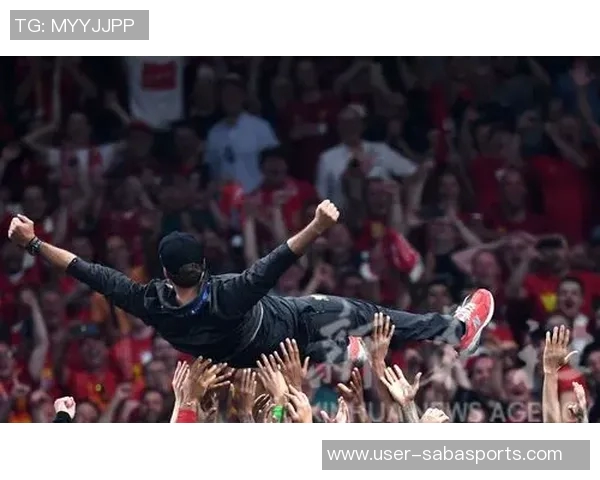 德里欧赛后高举欧冠MVP奖杯庆祝对利物浦的精彩表现与进球荣耀 德里欧赛后高举欧冠MVP奖杯庆祝对利物浦的精彩表现与进球荣耀